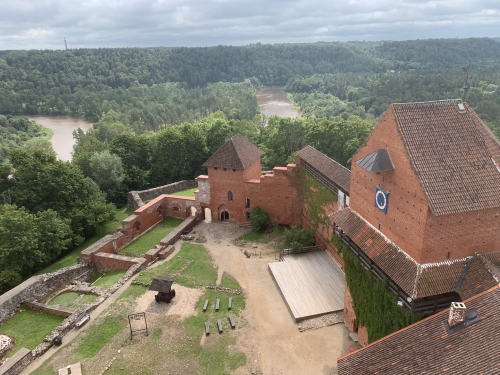 Blick vom Turm auf die Burg und den Fluss Gauja, den lngsten Lettlands